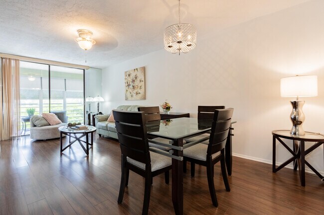 Building Photo - 2811 Somerset Dr