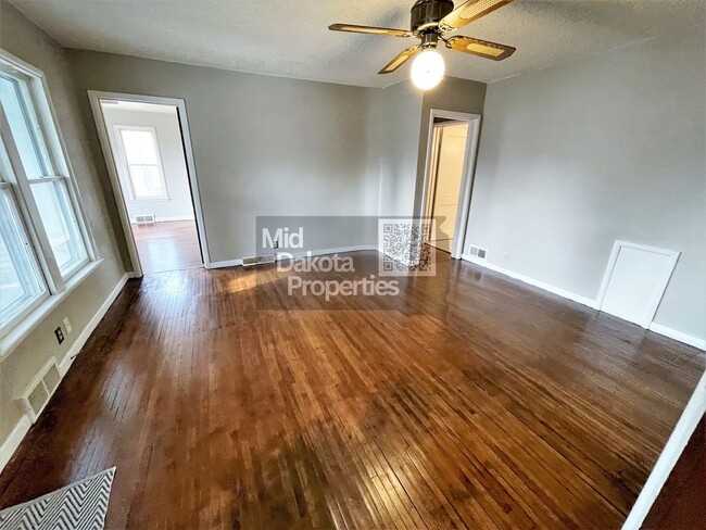 Building Photo - 1000 W 3rd- 5 bedroom, 2 bathroom, Attache...