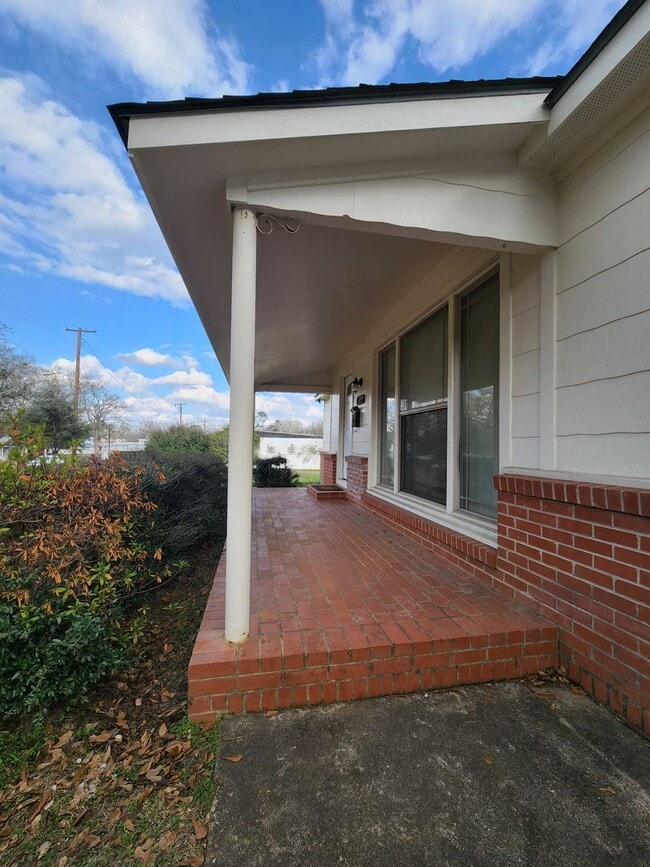 Building Photo - 1827 S Fredonia St