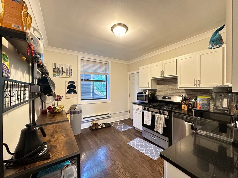 Building Photo - 842 W Waveland Ave