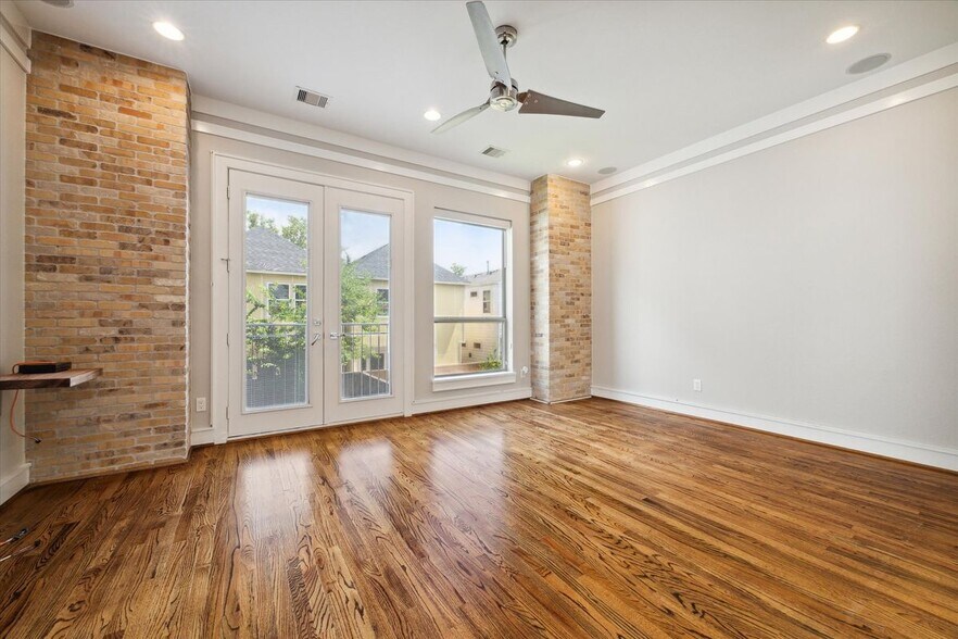 Building Photo - 6126 Clyde St