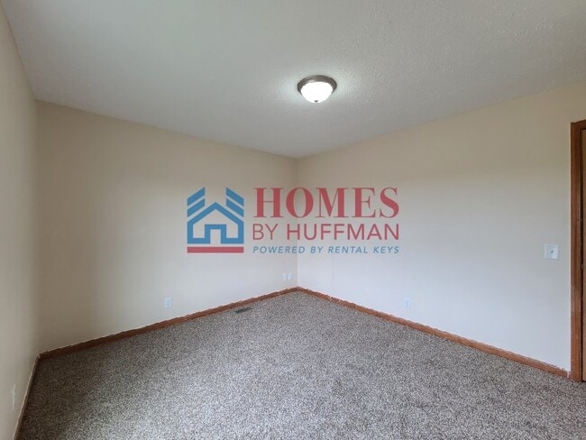 Building Photo - Three Bedroom Townhouse | Two Bath | Chand...