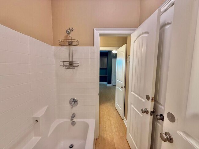Building Photo - 4 Bedroom 3.5 Bath Duplex in East Tyler!