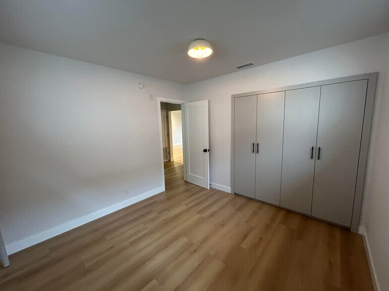Building Photo - 1315 N Poinsettia Pl