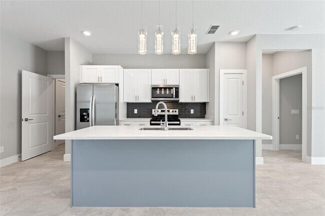 Building Photo - 3707 Fontainebleau St