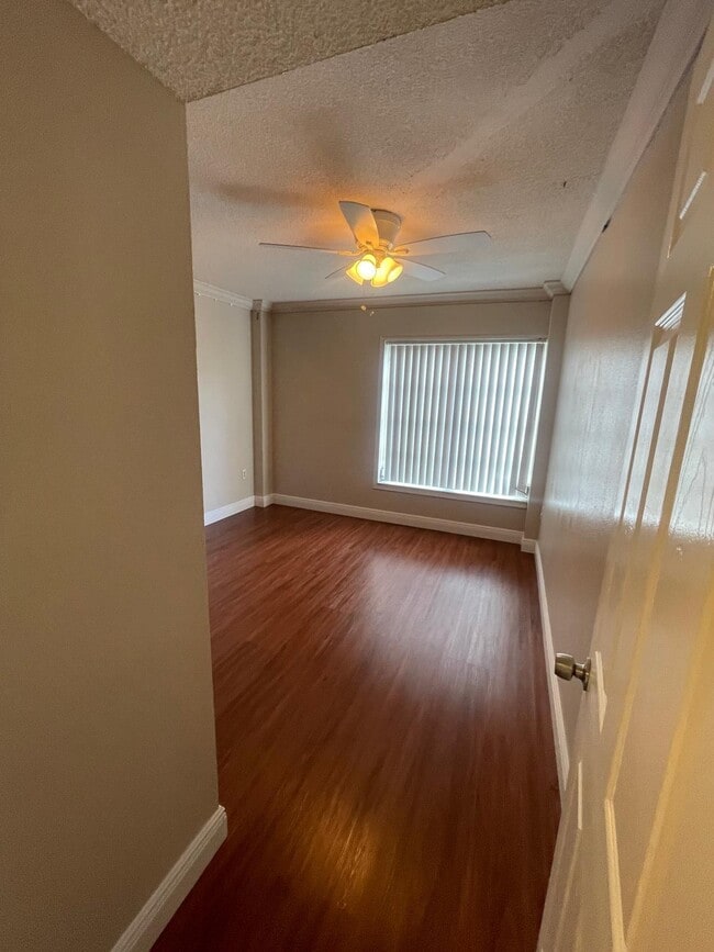 Building Photo - 4156 Inverrary Dr