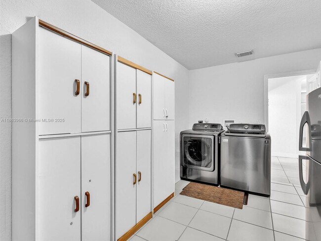 Building Photo - 3844 SW 53rd St