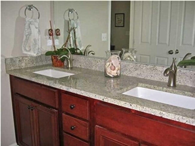 Building Photo - 554 Camellia Ct