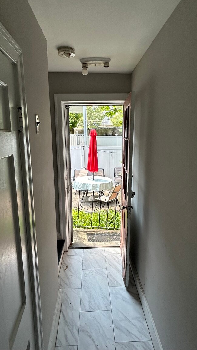 Building Photo - 121 Maple St