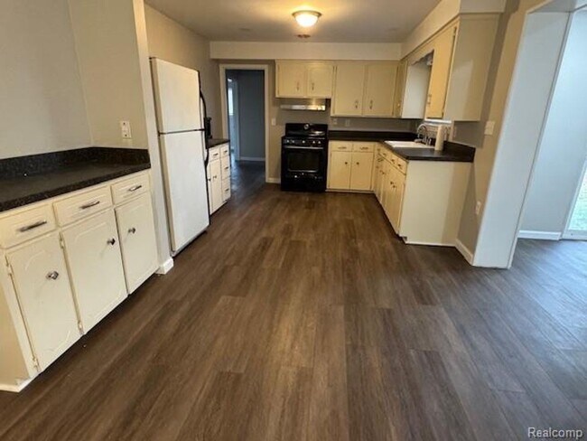 Building Photo - WELCOME TO THIS BEAUTIFULLY UPDATED, LIGHT-FILLED RANCH HOME IN TROY 4 BEDROOMS 2 BATHS SITTING O...