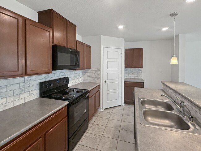 Building Photo - New Braunfels gem