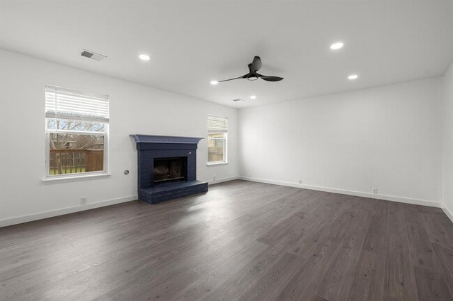 Building Photo - 2204 Founder Dr