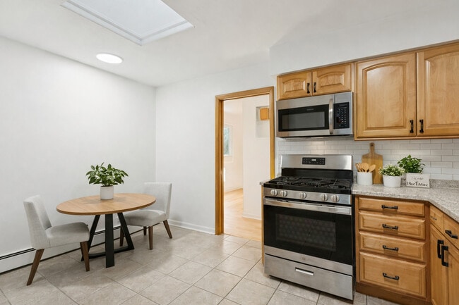 Building Photo - 645 Justina St