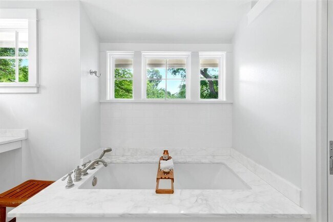 Building Photo - 1708 W 29th St