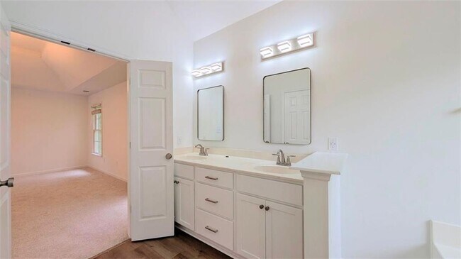 Building Photo - 253 Hampton Park Dr