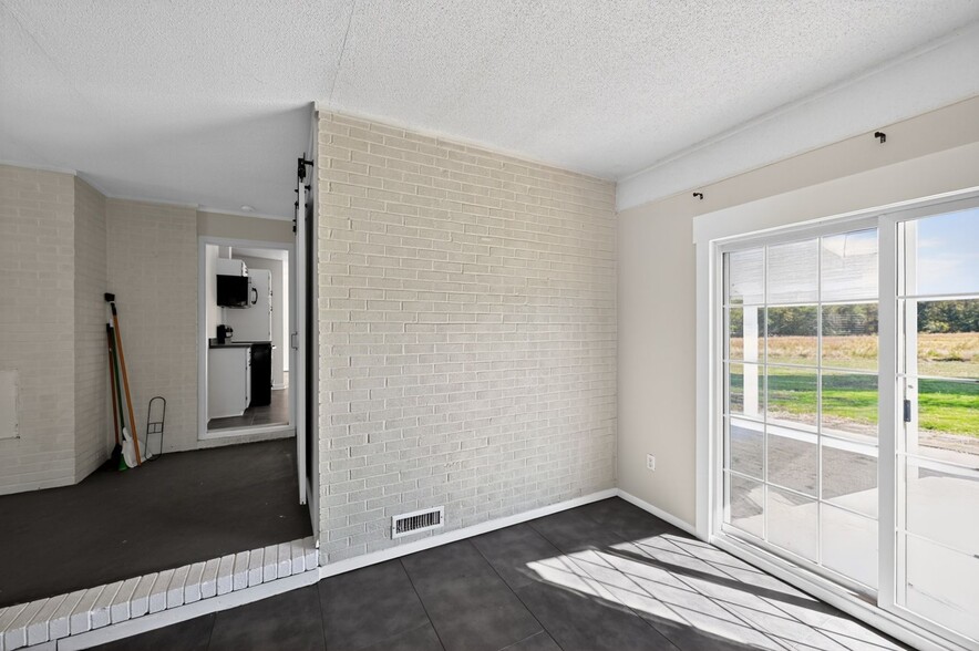 Building Photo - 1580 N Honeycutt St