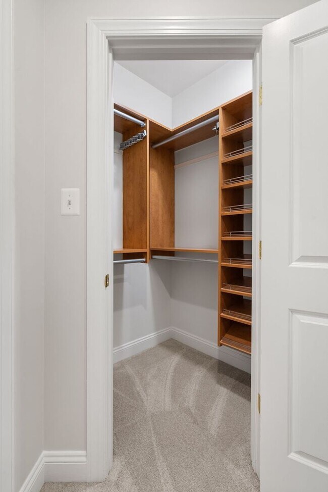 Building Photo - Stunning 4 level detached home close to the Mosaic District in Fairfax!