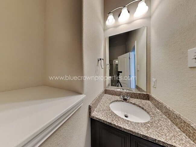 Building Photo - 1618 Sherwood Dr