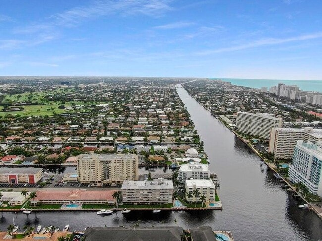 Building Photo - 2881 NE 33rd Ct