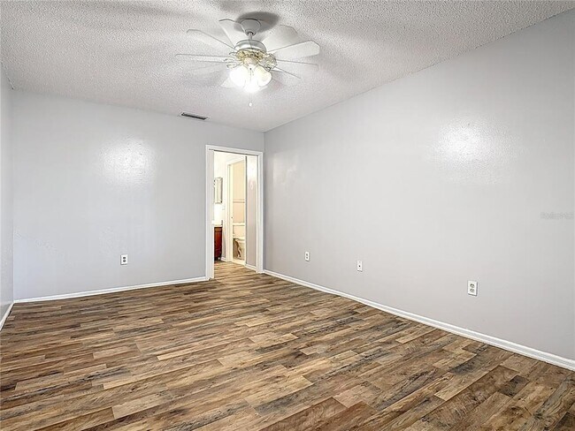 Building Photo - 571 Hunter Cir