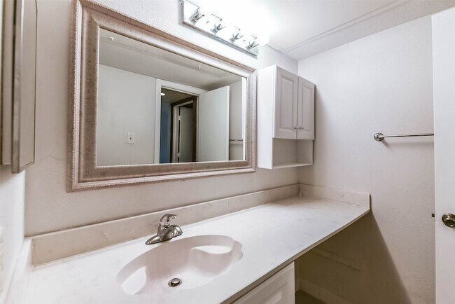 Building Photo - 2100 Tanglewilde St