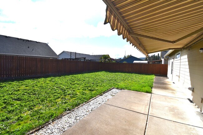 Building Photo - Gorgeous ground level accessible home.