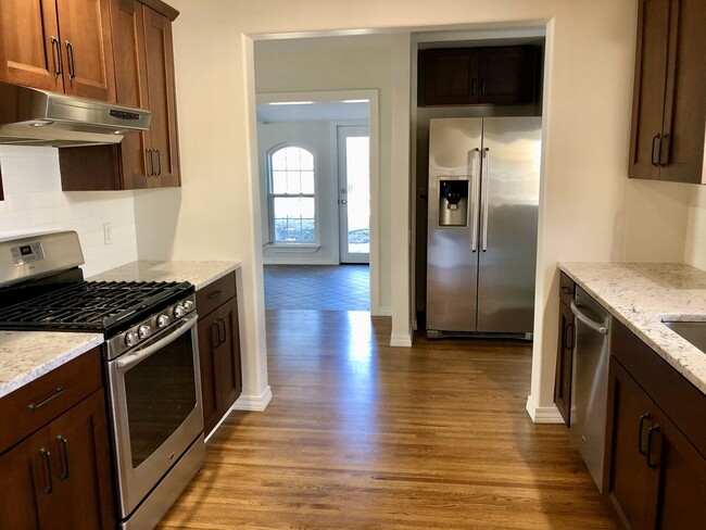 Building Photo - Beautifully renovated single-level home in...