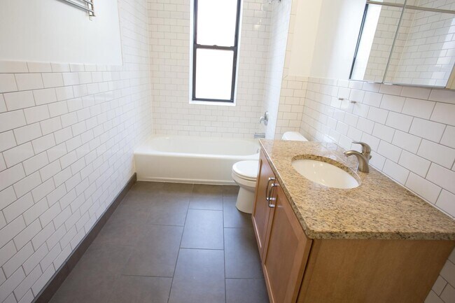 Interior Photo - 5401-5409 S. Cottage Grove Avenue