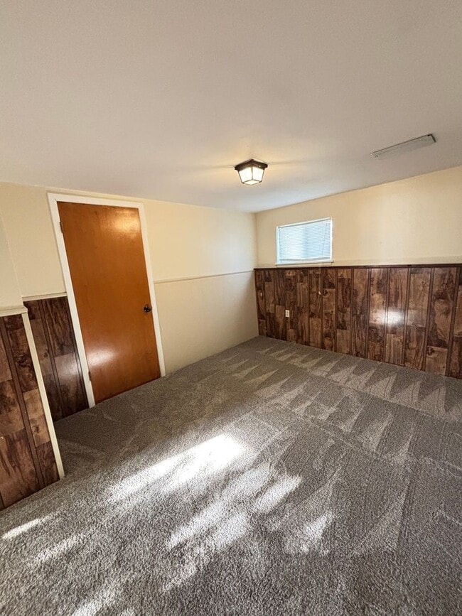 Building Photo - 4 Weeks Free Living! Cozy 3 Bed Home with ...