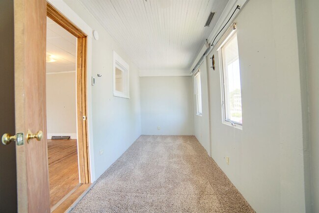 Building Photo - Knapp Duplex (2408/2410)