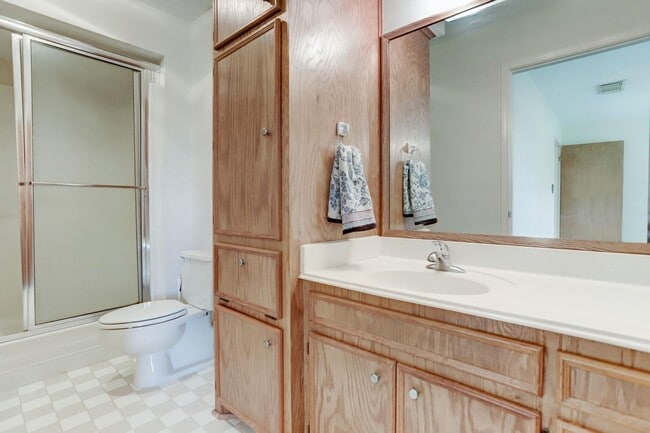 Building Photo - Spacious home on 1/3 of an acre w/ BONUS F...