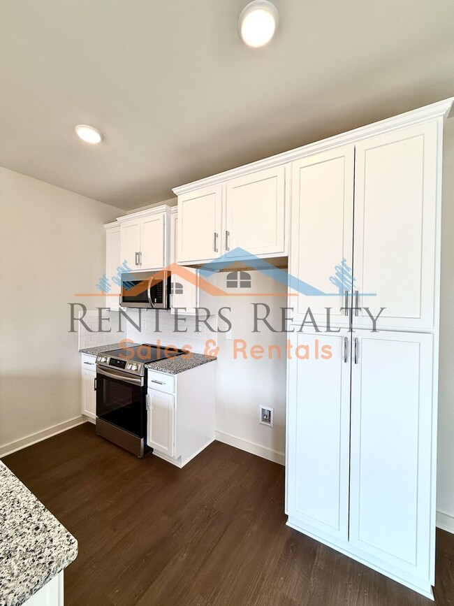 Building Photo - Modern Luxury Townhouse in the Heart of Huntsville