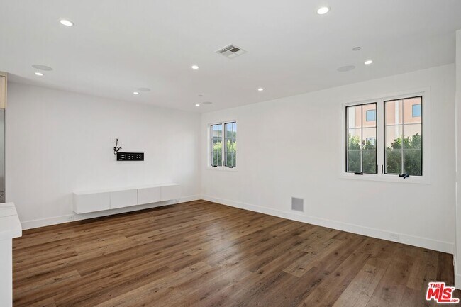 Building Photo - 5330 Agnes Ave