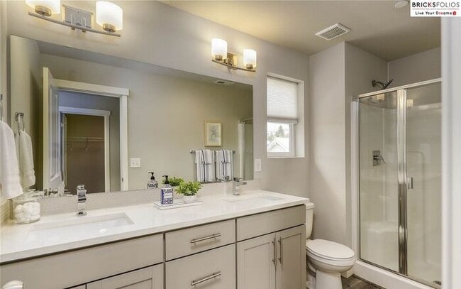 Building Photo - Banyan Grove, Bremerton: Charming 4-Bedroo...