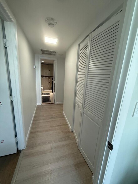 Building Photo - 300 Bayview Dr