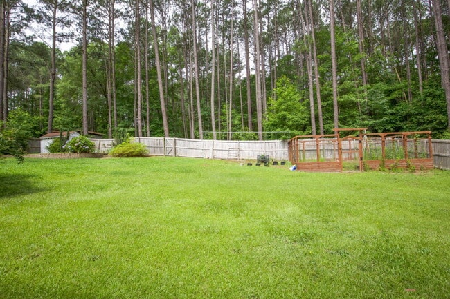 Building Photo - "Large 3-Bedroom plus BONUS Retreat with S...