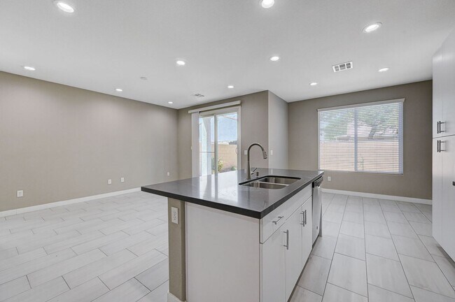 Building Photo - 2022 Single Family Home: 50% off first mon...