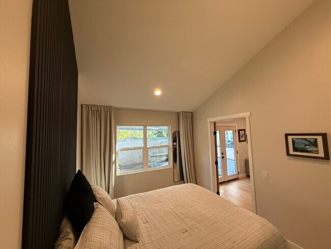 Building Photo - 26552-26552 Royale Dr