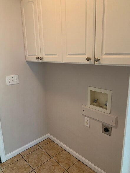 laundry room - 5420 Phillipsburg Dr