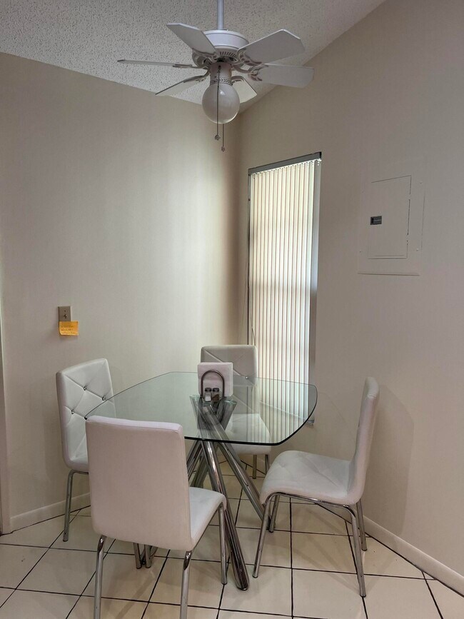 Building Photo - 10555 Garden Palm Ct