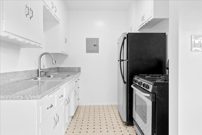 Building Photo - 2464 Penmar Ave