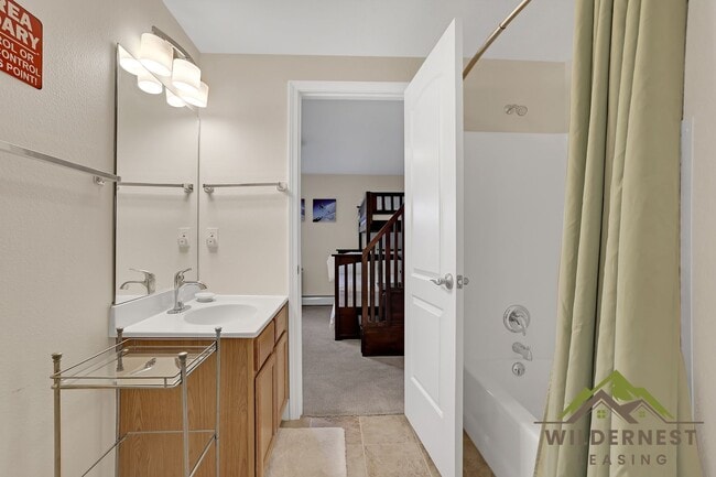 Building Photo - Winter Rental- HOT TUB, Quiet townhome with hot tub and two living areas