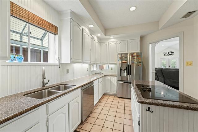 Building Photo - 9420 Blue Jay Way