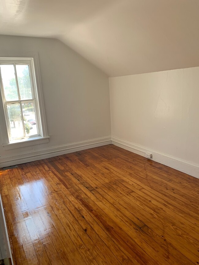 Building Photo - 3 Bedroom in Downtown York City, See Video...