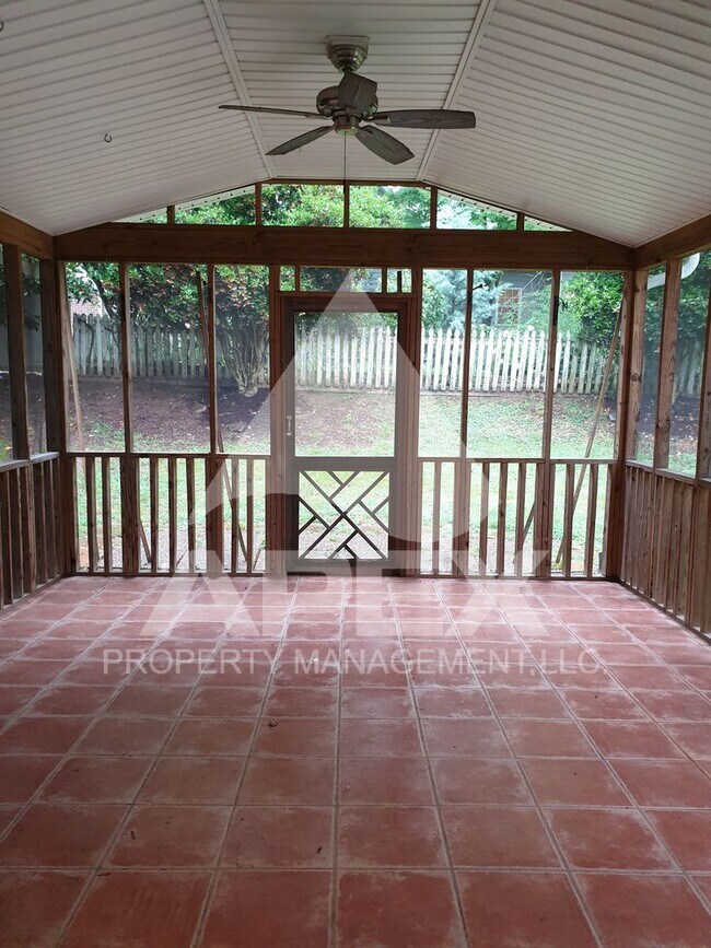 Building Photo - Beautiful 3 Bd 2.5 Ba Single Family Home in West Knoxville!!