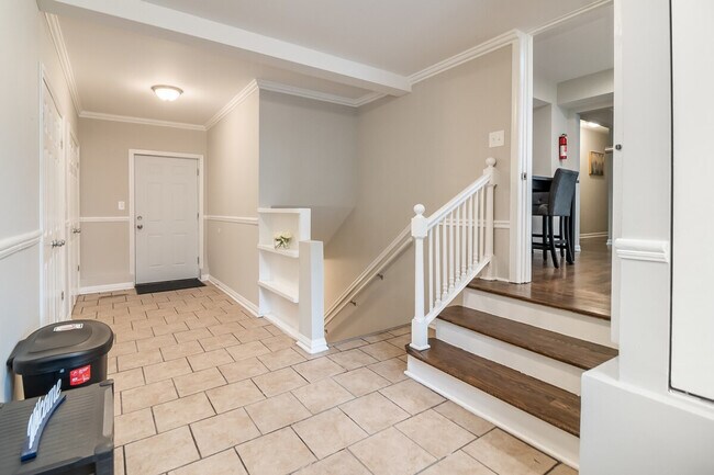 Building Photo - 823 Jay St