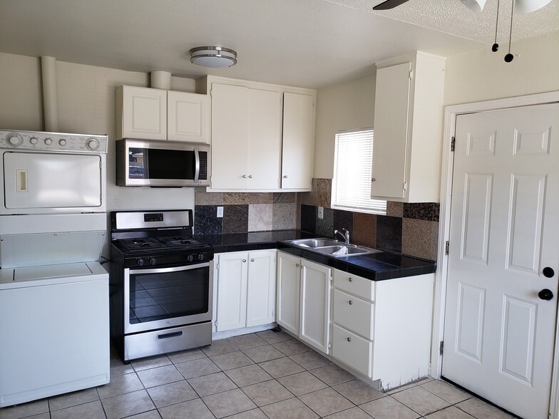 Building Photo - 1010 Wallgreen St