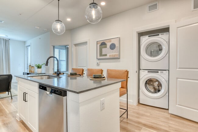 Building Photo - Gateway to Gruene