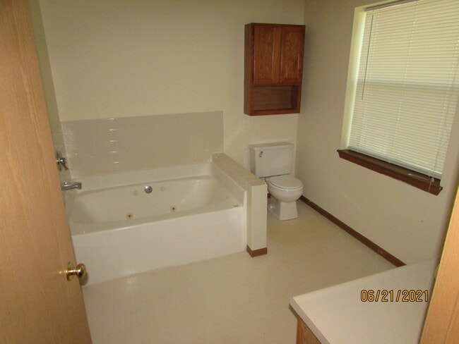 Building Photo - 10 Woodridge Ct