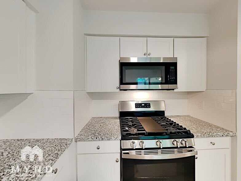 Building Photo - 7304 Lawnwood Dr